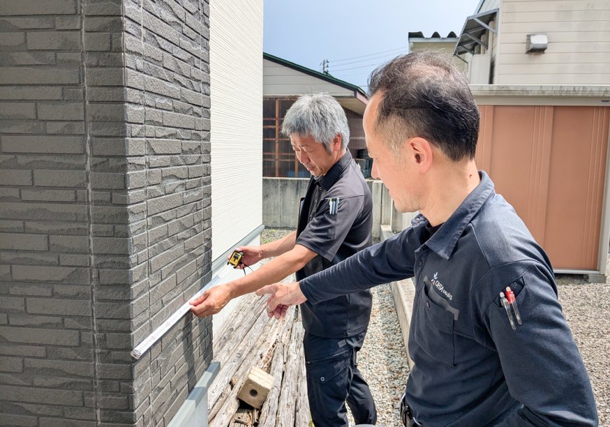 住宅の定期点検を行うスタッフ