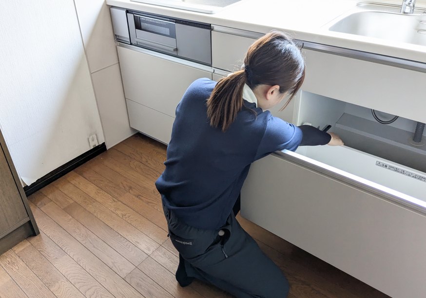 住宅設備のメンテナンスを行うスタッフ