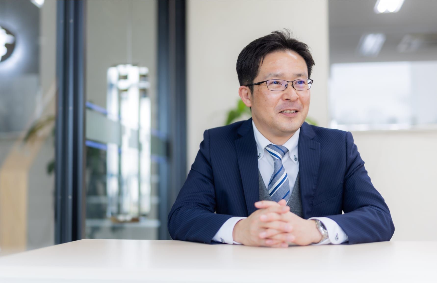 インタビューを受ける社員
