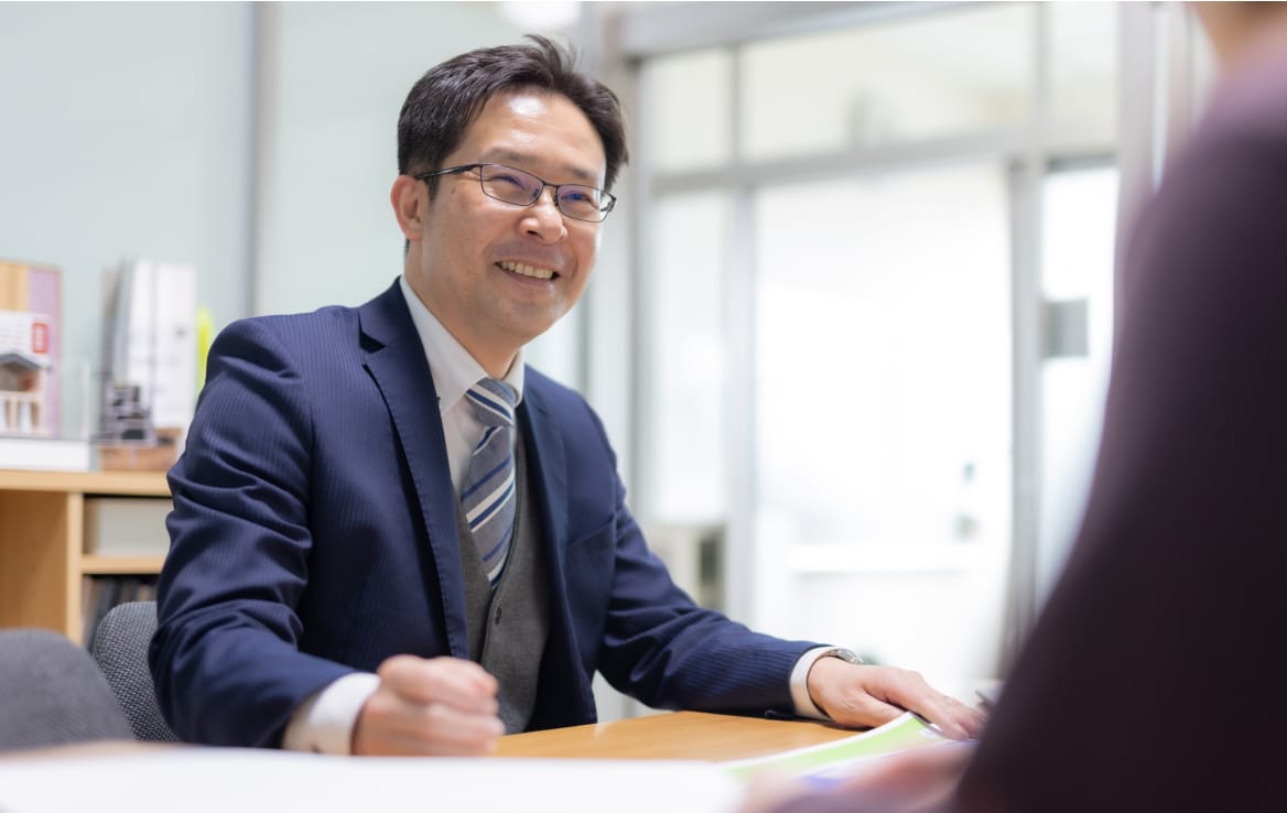 インタビューを受ける社員