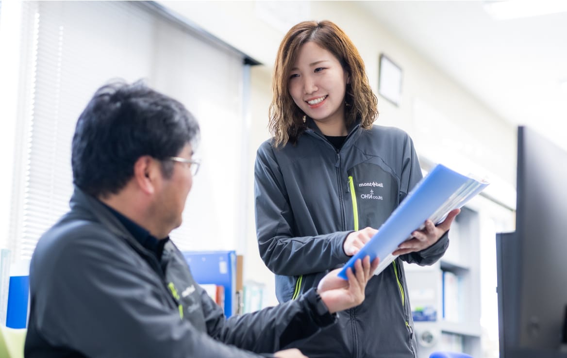インタビューを受ける社員
