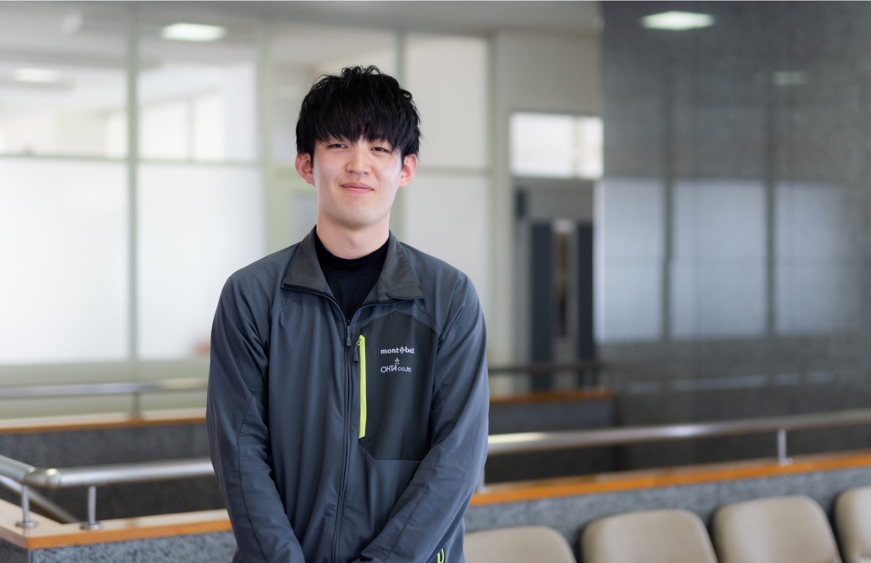 インタビューを受ける社員