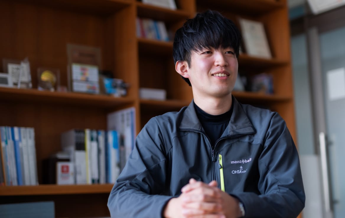 インタビューを受ける社員