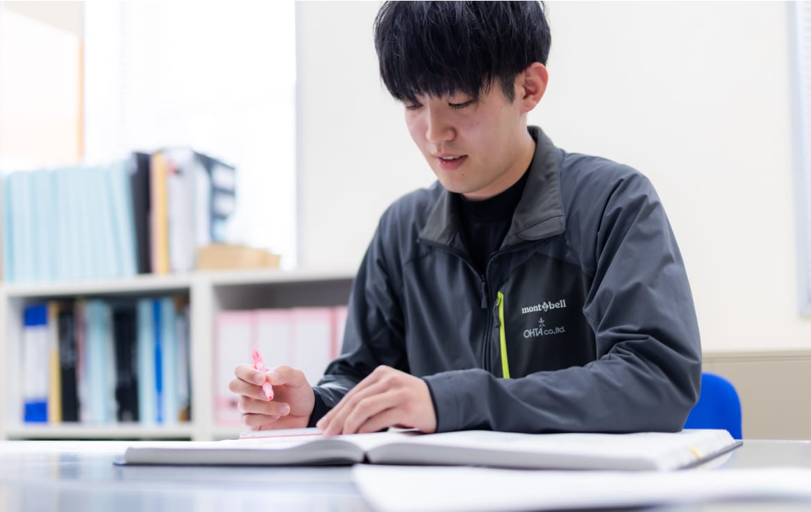インタビューを受ける社員