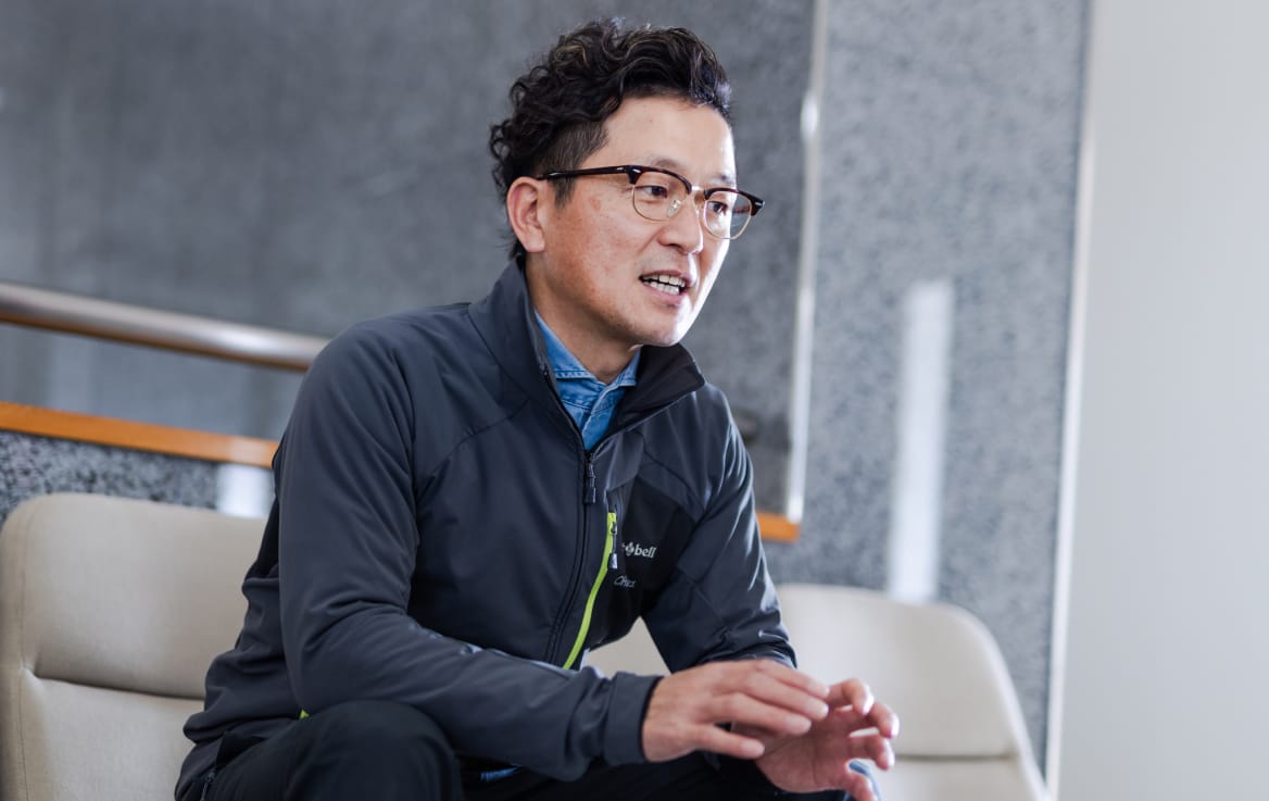 インタビューを受ける社員