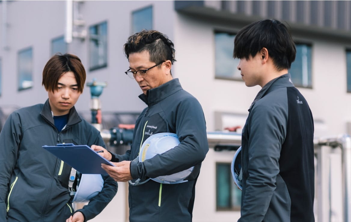 3名で仕事をしている社員