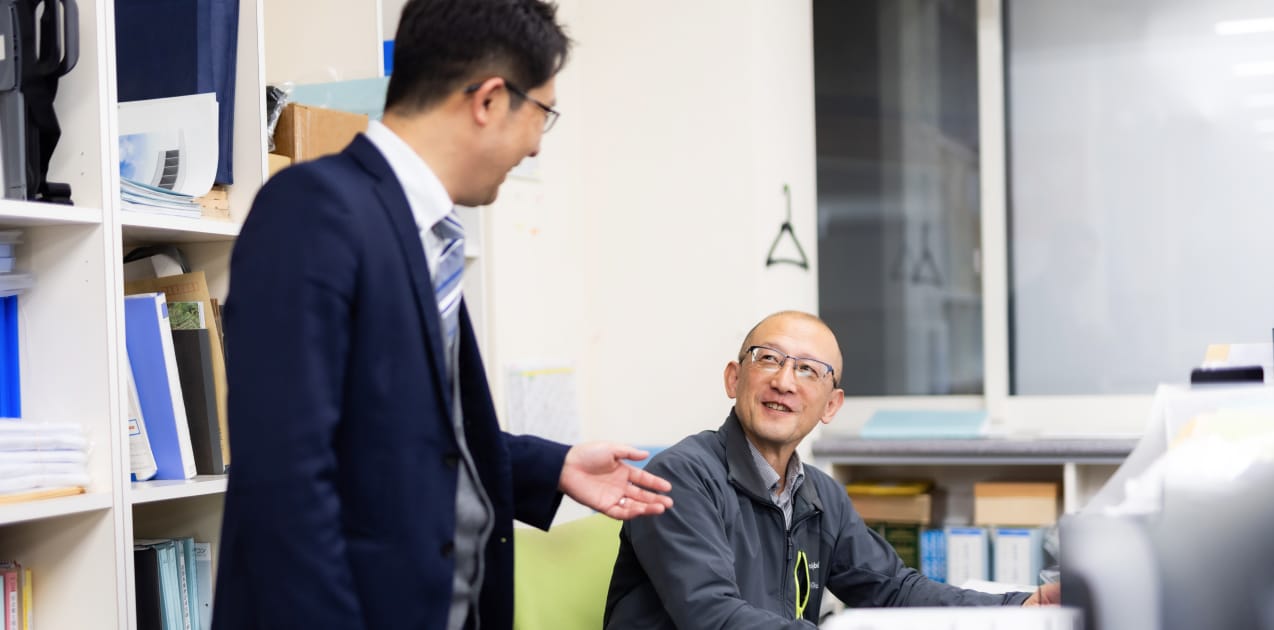 打ち合わせをしている社員