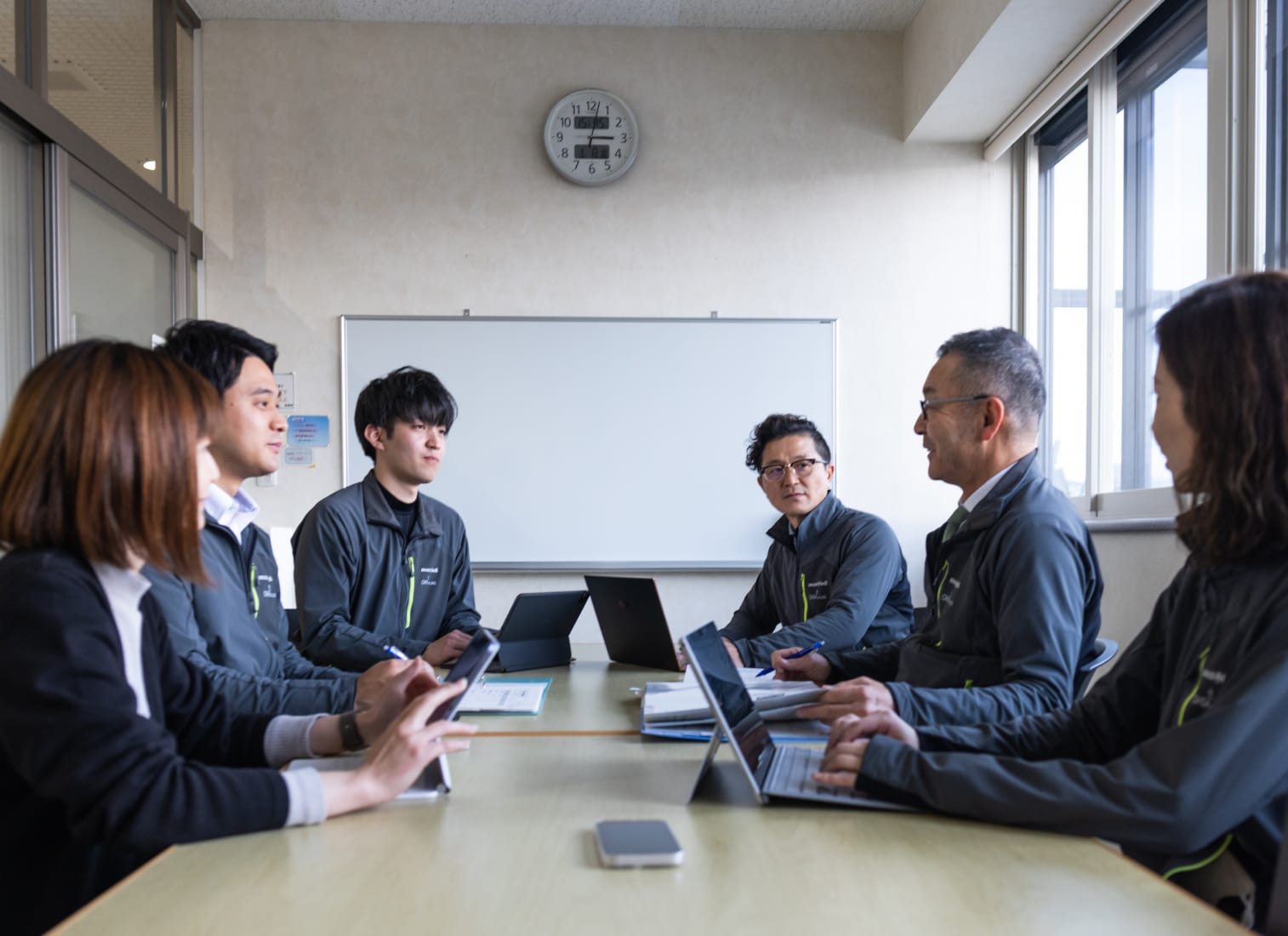 会議をしている社員たち