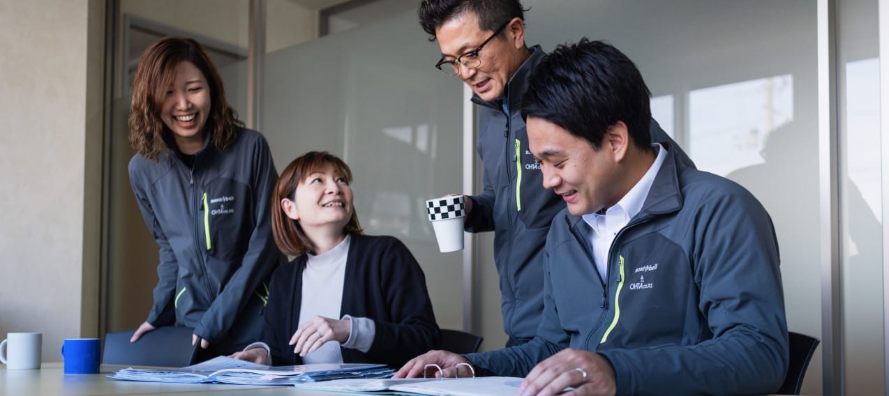 談笑している社員