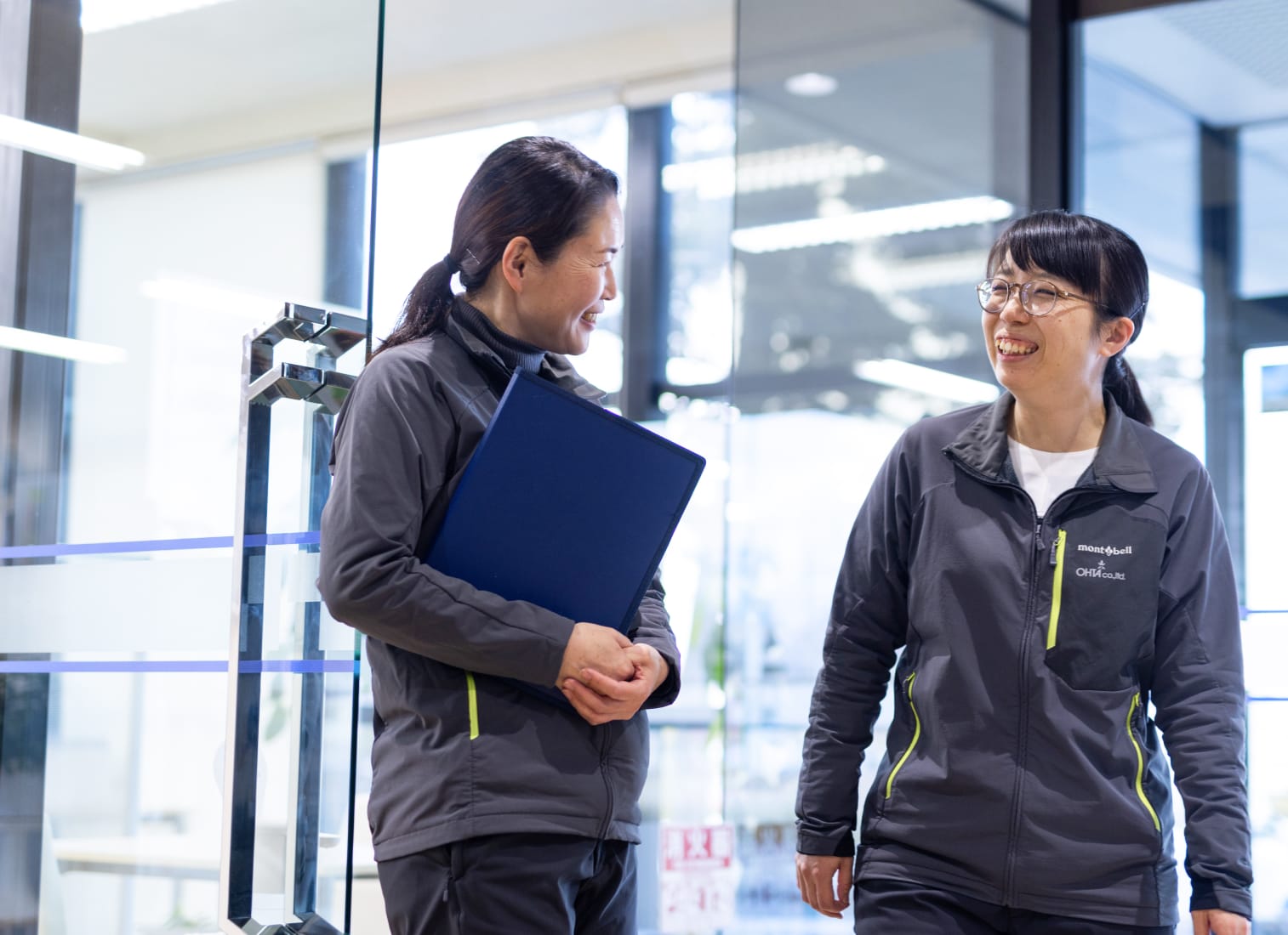 談笑している２名の女性社員