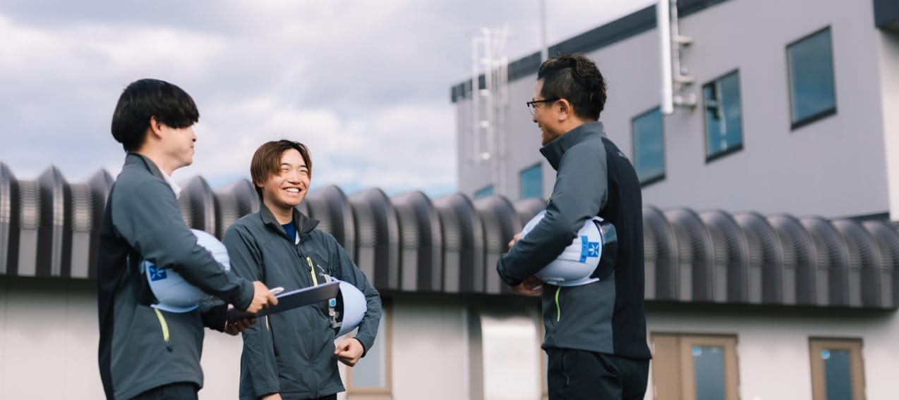 談笑している3名の男性社員