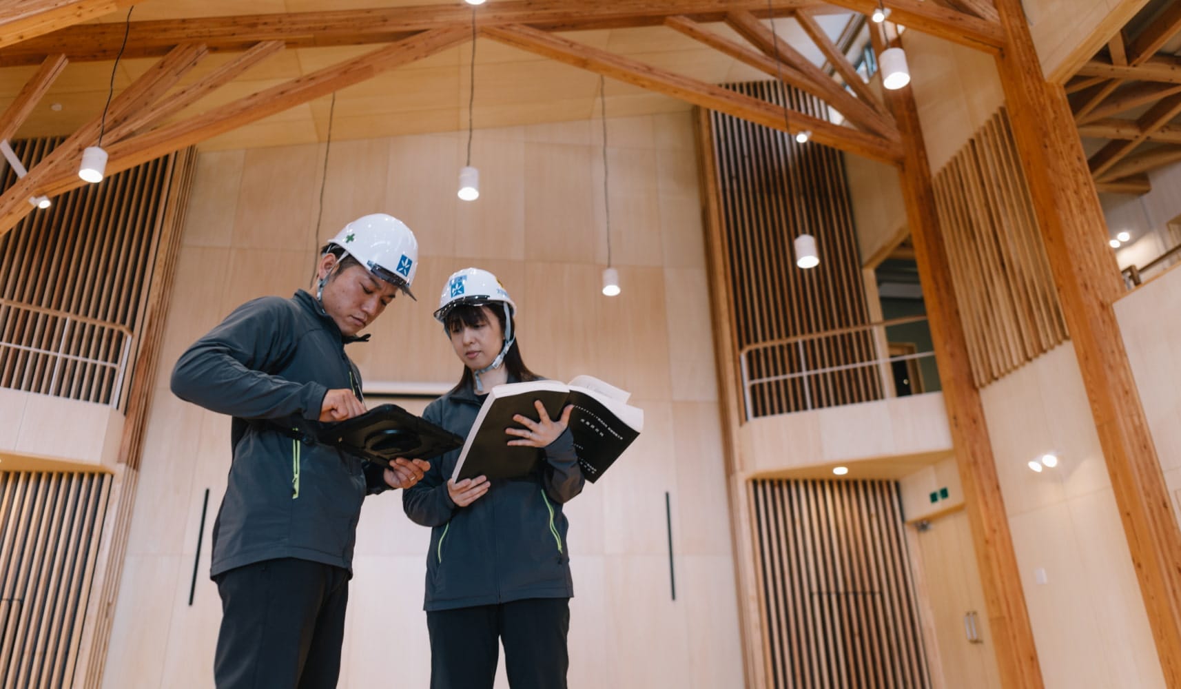 工事現場で作業中の社員
