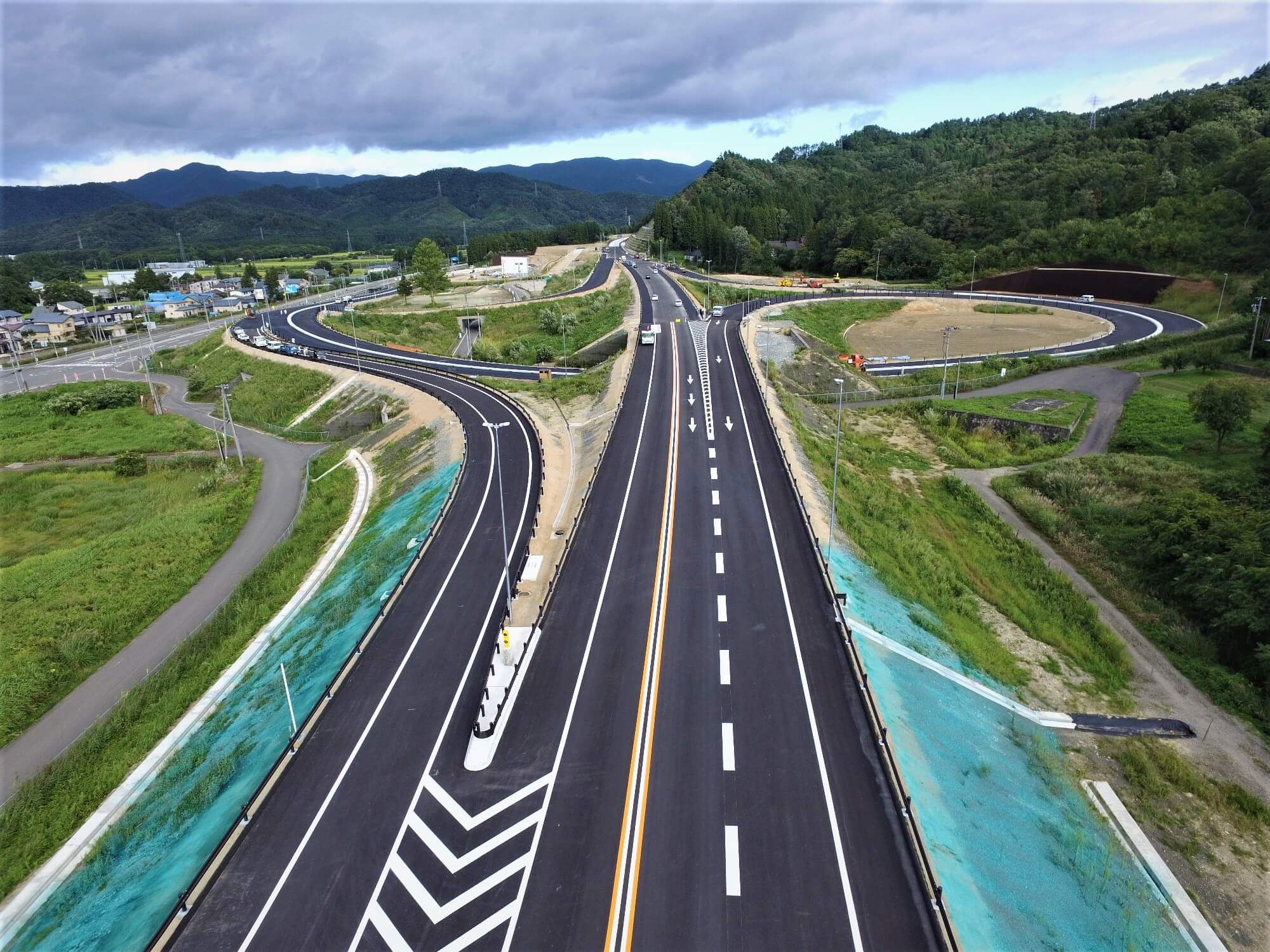 東北中央自動車道　万世西道路舗装工事（山形県米沢市万世地内）