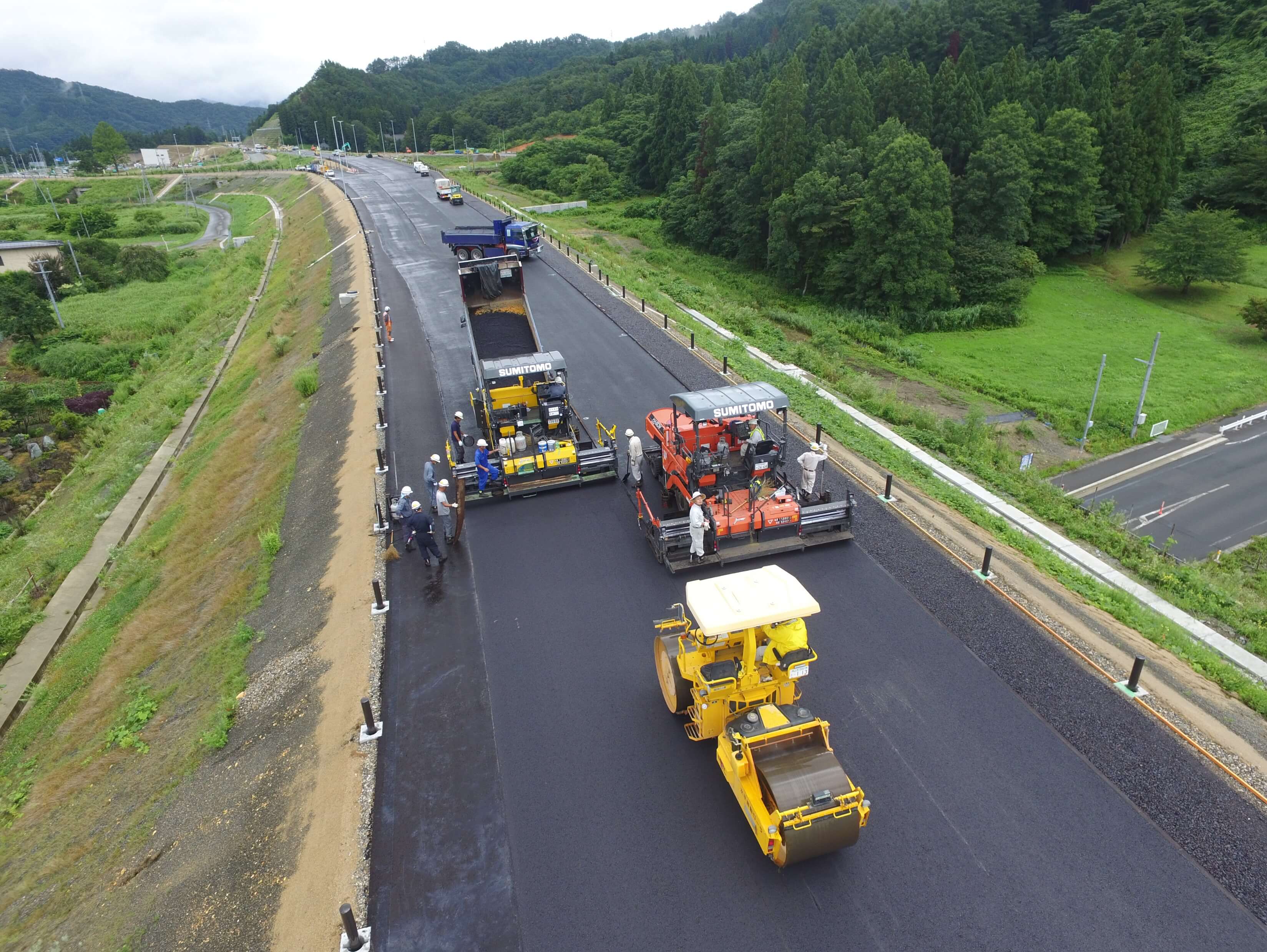 東北中央自動車道　万世西道路舗装工事（山形県米沢市万世地内）