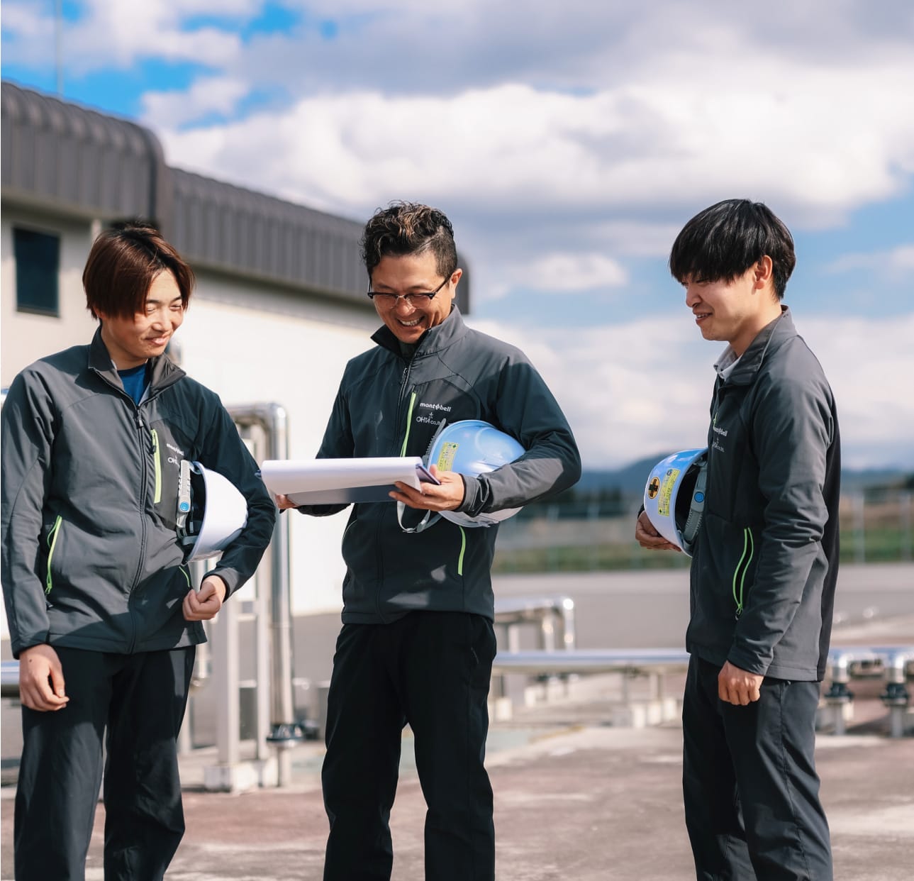 工事現場で打ち合わせをしている様子