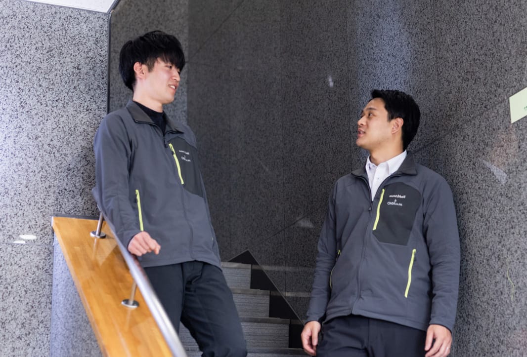 階段で談笑する先輩と後輩