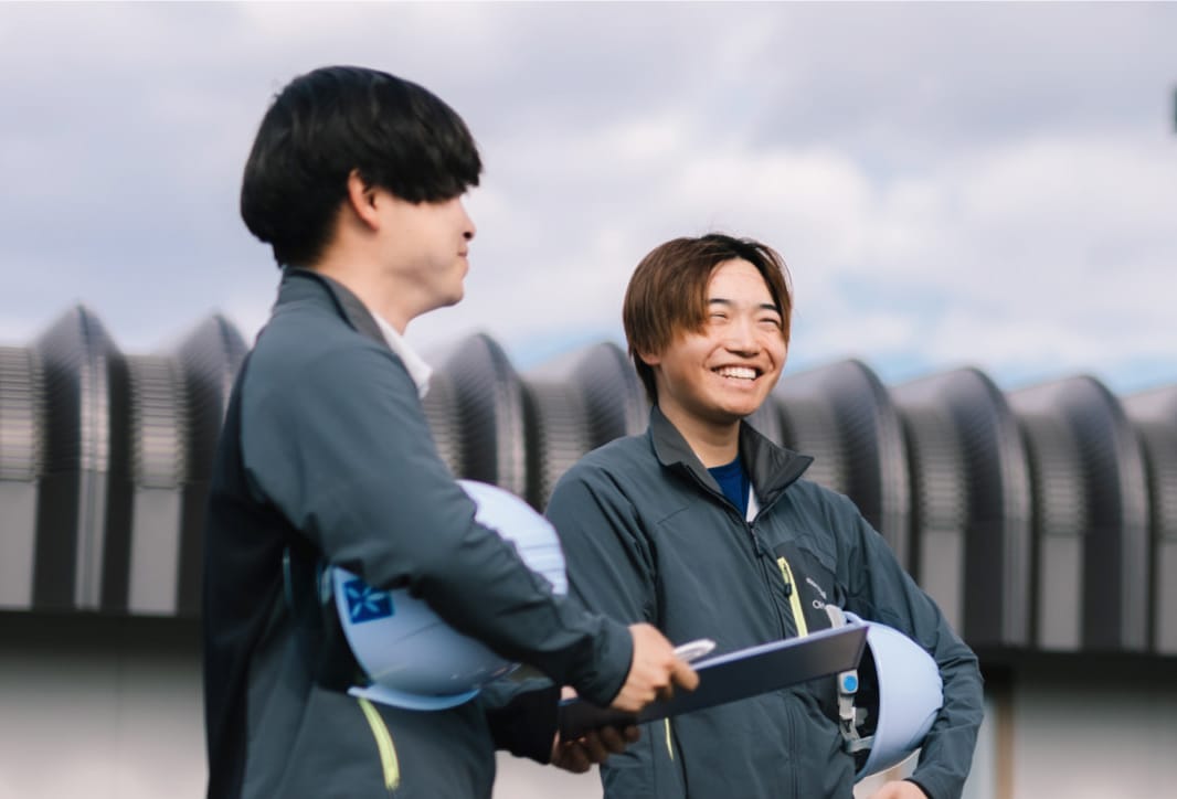 工事現場でで談笑する先輩と後輩